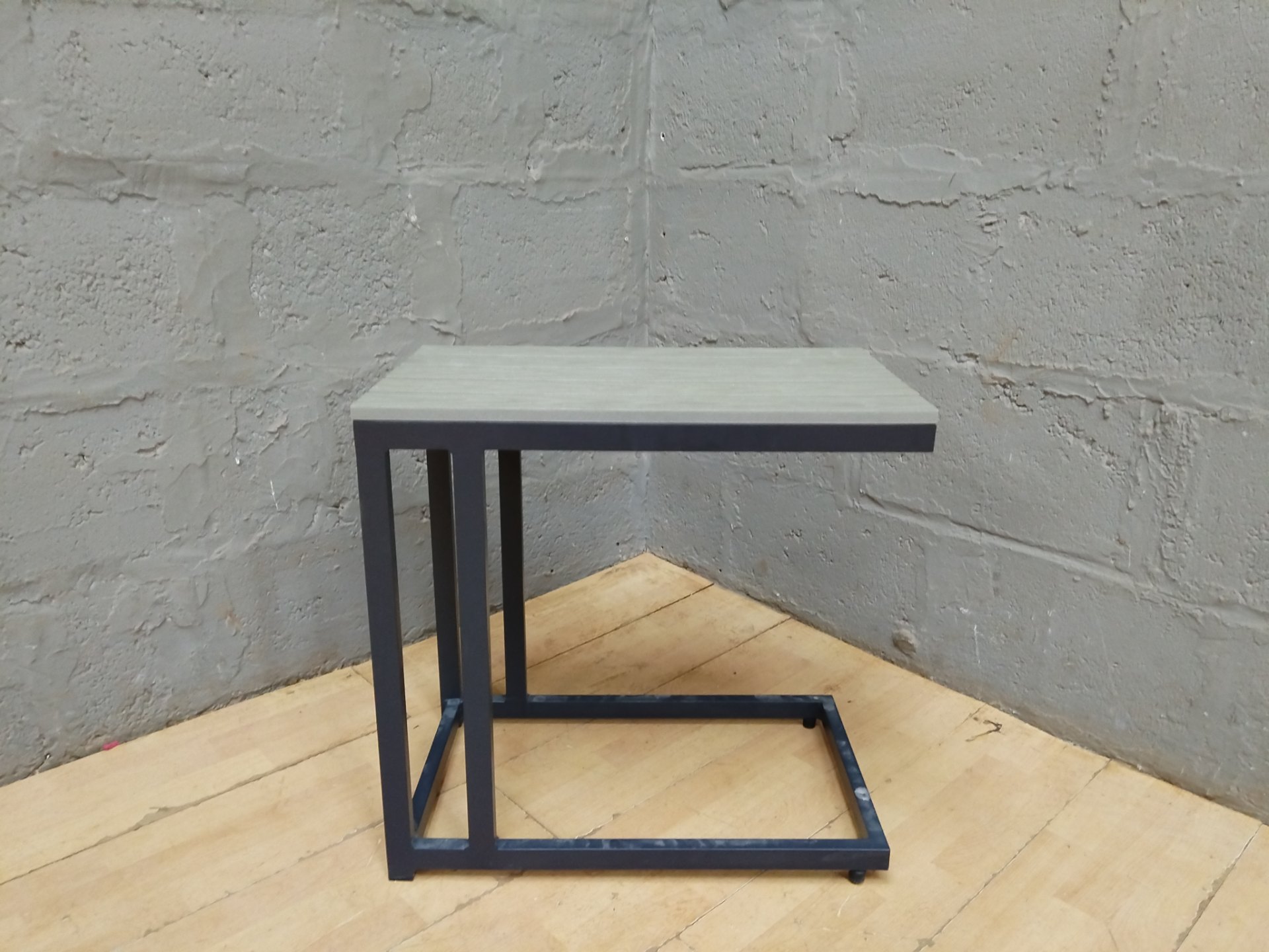 Compact Slatted Side Table on Metal Frame — Composite Top, Stable with Cosmetic Paint Chips (35 x 60 x 58 cm)