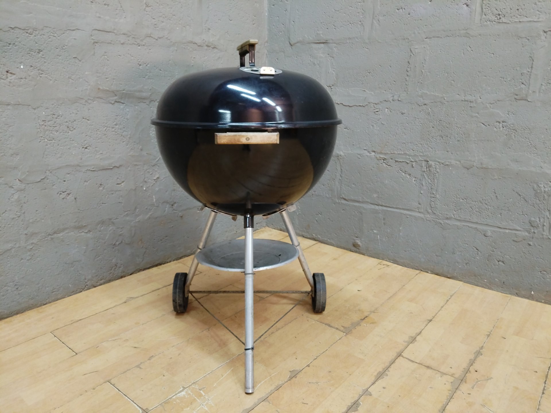 Weber kettle charcoal grill — 58 cm cooking grate, lid, wheels — used, untested