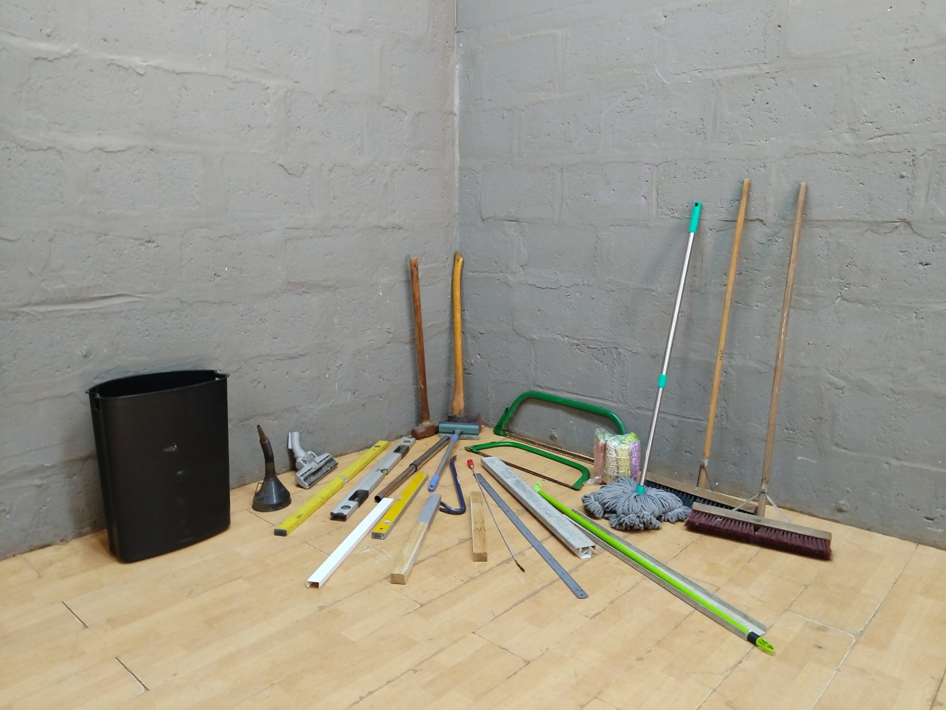 Mixed lot — Assorted hand tools & cleaning implements (approx. 20 items)