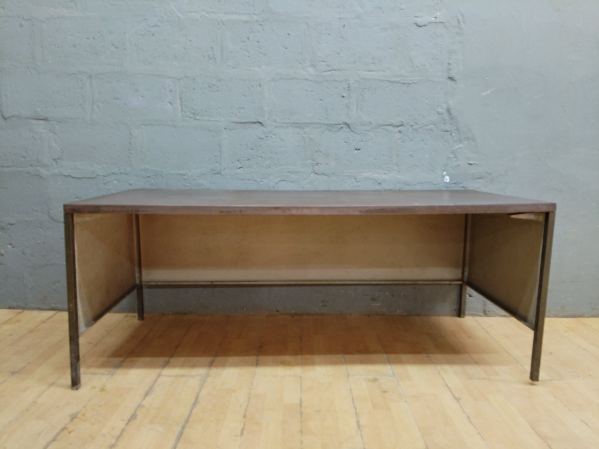 Metal‑framed desk with veneered top — 183 x 76 x 74 cm — worn surface, veneer lifting, scuffed legs