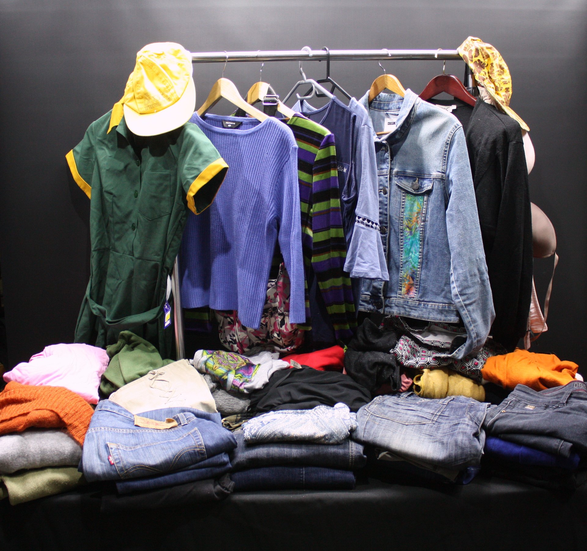 Mixed women’s clothing lot — includes Levi’s 501 (W38 L34), Noisy May denim jacket, knits, dresses & bras (used)