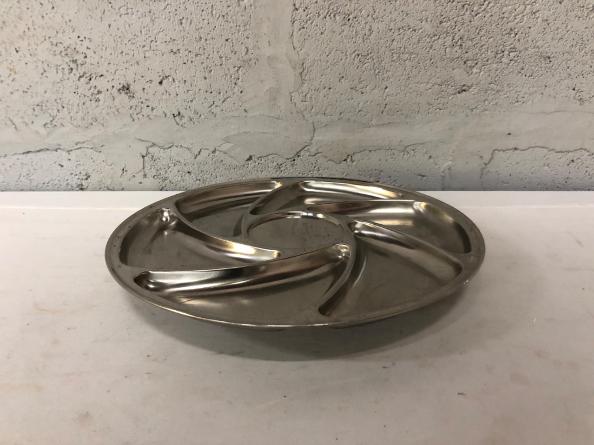 Stainless-steel 5-compartment round serving platter with central dip bowl – 33 cm