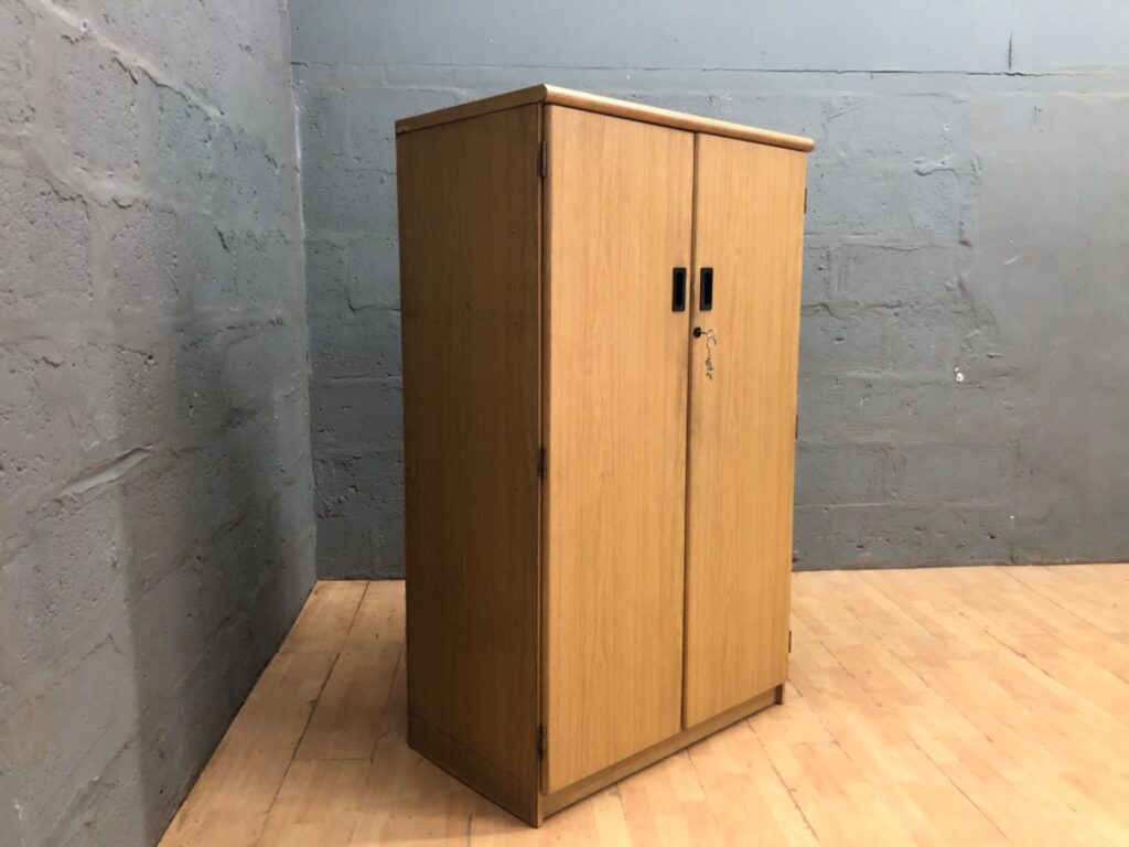 Wood-effect 2-door storage cabinet with lock & removable shelves (154 x 53 x 92 cm)