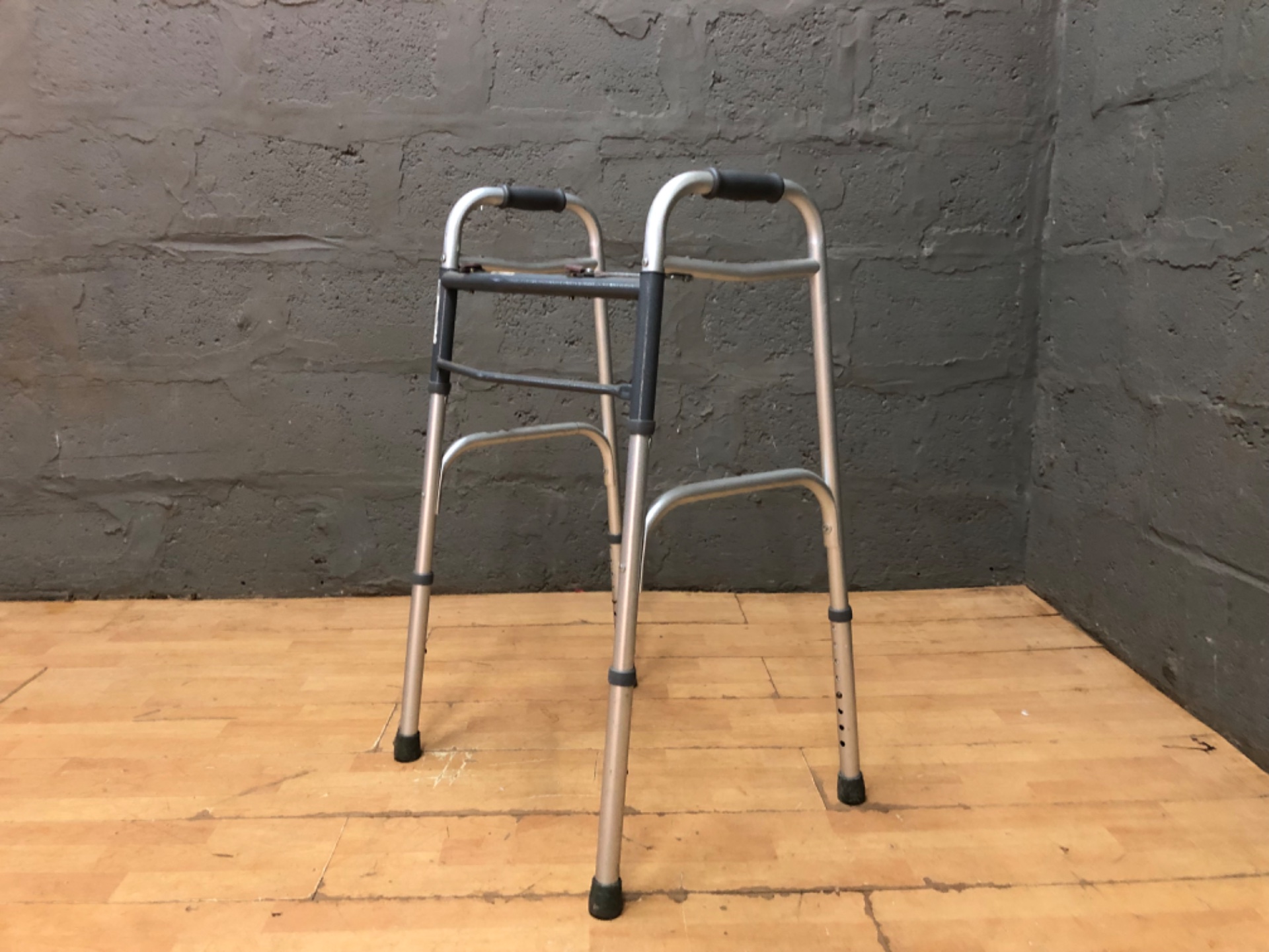 Folding aluminium mobility walker — adjustable height, push-release folding levers (used)