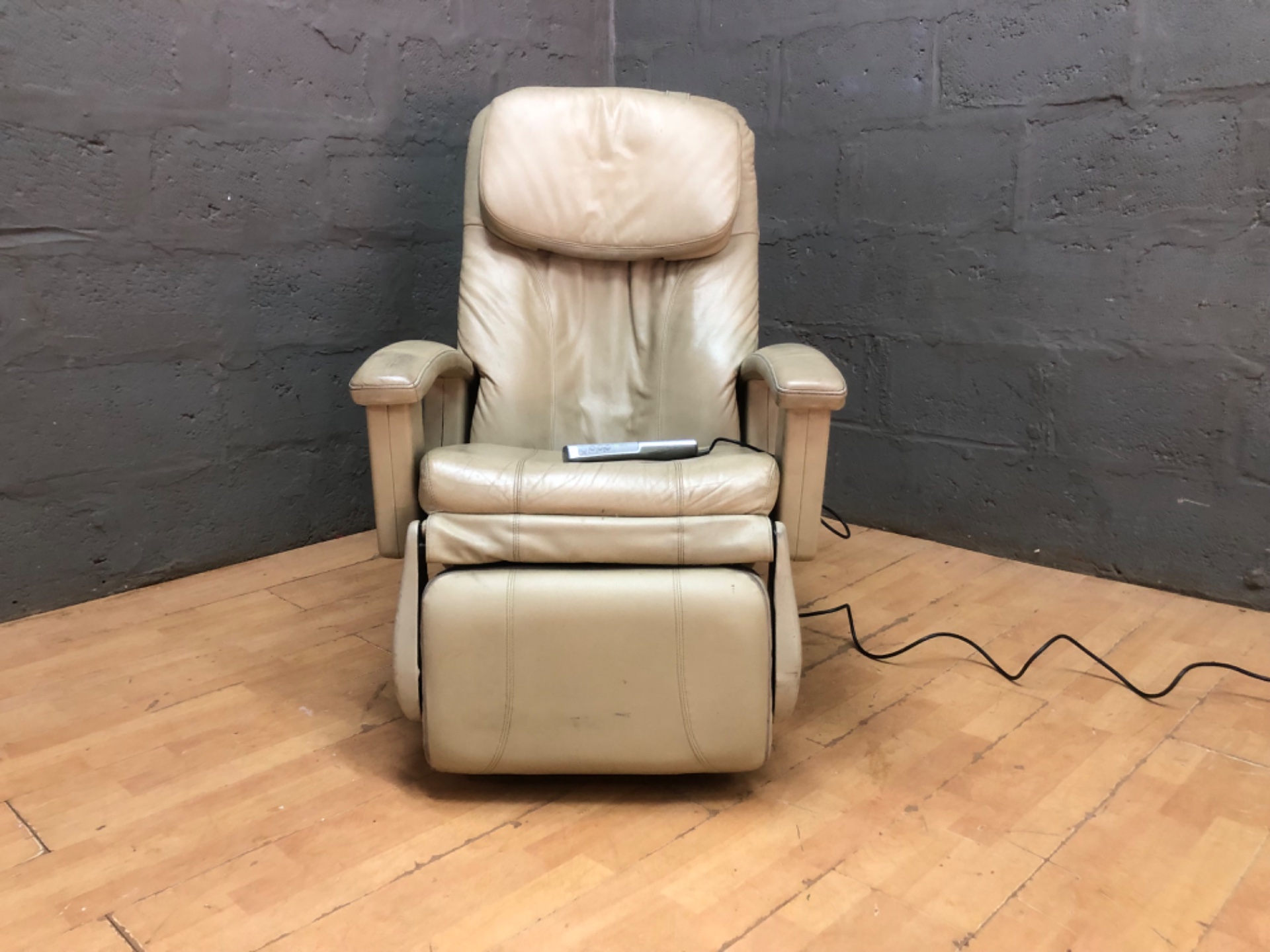 Human Touch HT-135 Beige Leather Electric Massage Recliner — Remote, Tested, Working