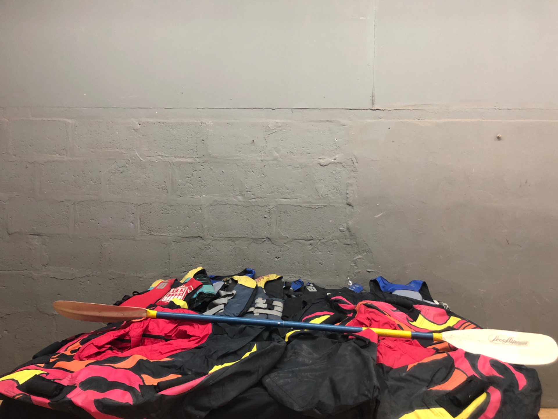 Mixed water-safety lot – 9 life jackets (Burn labelled), 2 inflatables + Freefly paddle — used