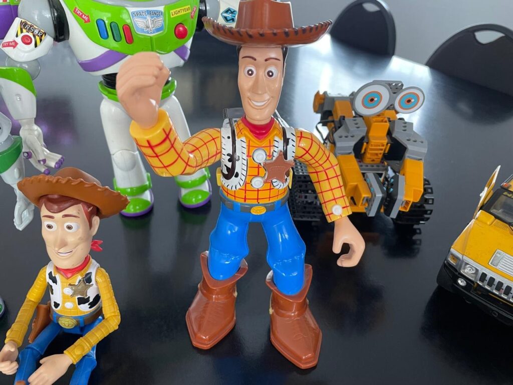 Mixed toy lot: 2 large Buzz-style figures, 2 Woody-style figures, tracked robot and Maisto Hummer — used, playable, some damage