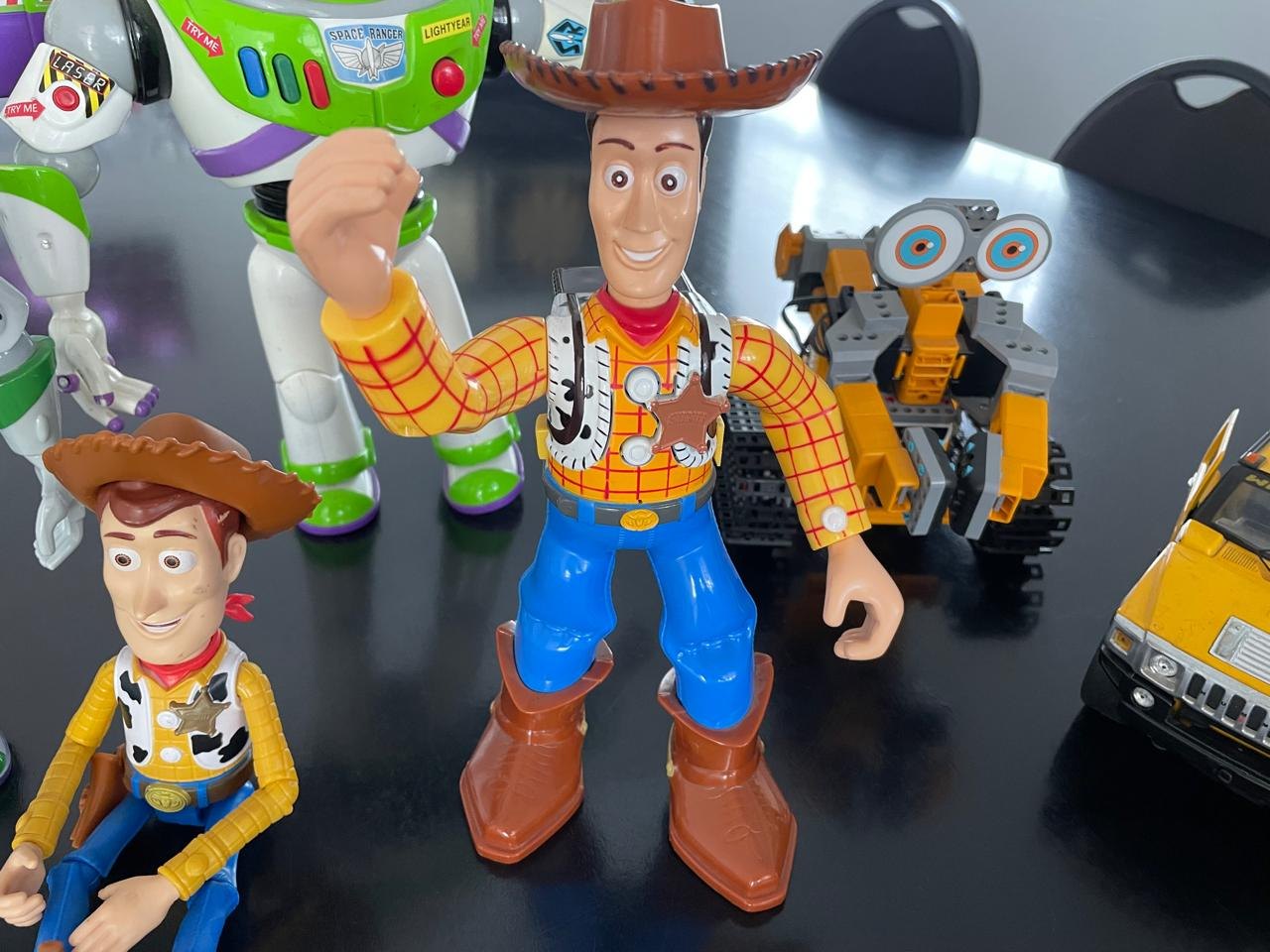 Mixed toy lot: 2 large Buzz-style figures, 2 Woody-style figures, tracked robot and Maisto Hummer — used, playable, some damage